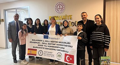 Burhaniye'de İspanya'dan dönen öğrenciler müdür Zihni'yi ziyaret etti