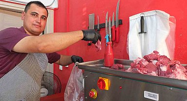 Burhaniye'de kasapların kıyma mesaisi devam ediyor