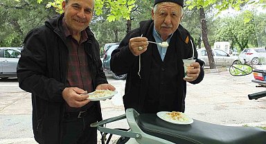 Burhaniye'de pilav hayırları devam ediyor