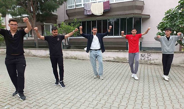 Burhaniyeli gençler gösterilere hazırlanıyorlar