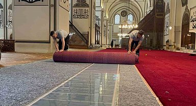 Bursa Ulucami'de halı yenileme çalışmaları başladı