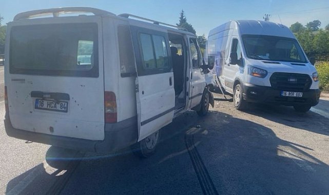 Bursa'da 2 minibüs çarpıştı : 4 kişi yaralandı