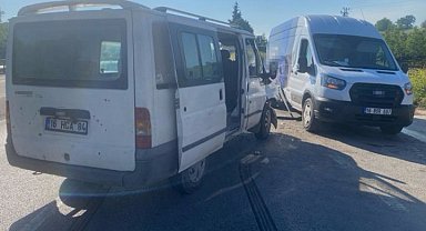 Bursa'da 2 minibüs çarpıştı : 4 kişi yaralandı
