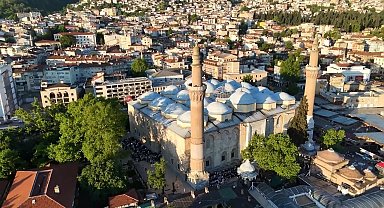 Bursa'da bayram coşkusu tarihi camilerde yaşandı