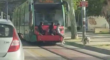 Bursa'da gençlerin tramvay arkasındaki tehlikeli yolculuğu kamerada