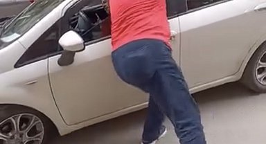 Bursa'da otopark tartışması kavgaya dönüştü: Sürücüye saldırı kamerada