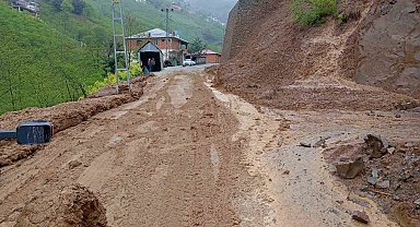 Büyükşehir, heyelanın kapattığı yolları yeniden ulaşıma açtı