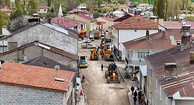 Büyükşehir'den Sarız'daki 1,3 kilometrelik ana arterde yol yapım ve sıcak asfalt çalışması