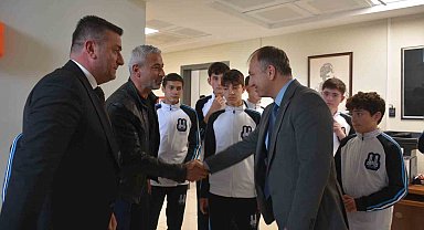 Çakmur, Ahmet Hamdi Tanpınar Ortaokulu futsal takımını kutladı