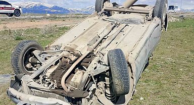Çaldıran'da otomobil takla attı: 2 yaralı