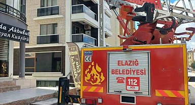 Cam arasına sıkışan güvercin kurtarıldı