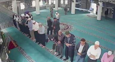 Camide namaz kıldığı sırada kalp krizi geçiren yaşlı adam, imamın kalp masajıyla hayata döndü