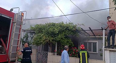 Çan'da alevlere teslim olan ahşap ev kullanılmaz hale geldi