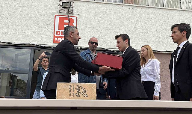 Çanakkale Şehitliğinde dalgalanan bayrak, Konya'nın tarihi lisesinde