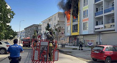 Çanakkale'de 4 katlı binada can pazarı: Alev ve dumanlar arasında kalan kadın sağ salim kurtarıldı