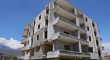 Canını hiçe sayan hayvanseverin ağır hasarlı binadan köpeği kurtardığı anlar kamerada