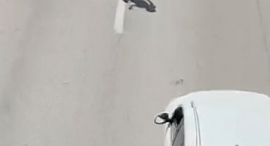 Canını hiçe sayarak akan trafikte böyle yürüdü