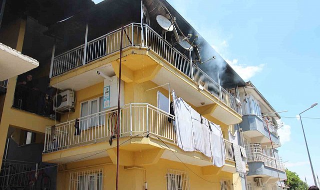 Çatı katında çıkan yangında 3 bina zarar gördü