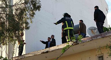 Çatıya çıkıp üzerine benzin döktü gazeteci oyaladı polis yakaladı