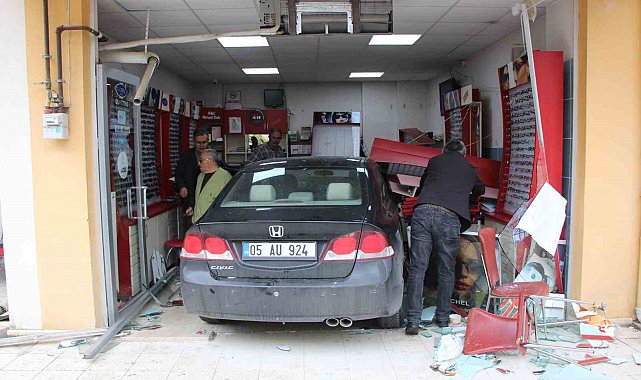 Çay içmeye geldiler, fren yerine gaza basınca gözlükçüye daldılar