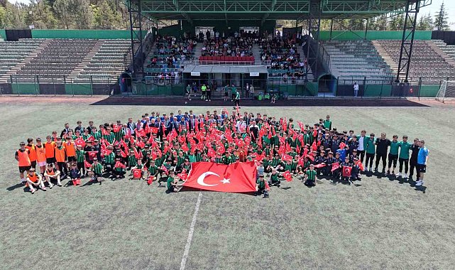 Çayırova'da 19 Mayıs coşkusu yeşil sahaya taşındı
