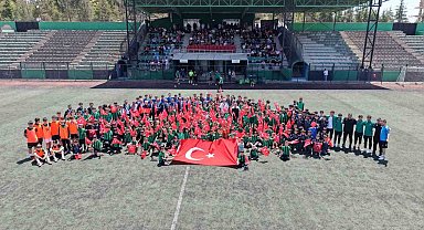 Çayırova'da 19 Mayıs coşkusu yeşil sahaya taşındı
