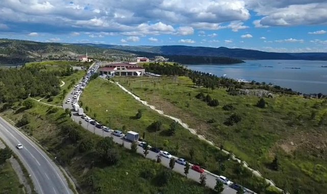 Çekerek Millet Bahçesi bayram tatilinde yoğun ilgi gördü, araç kuyrukları oluştu