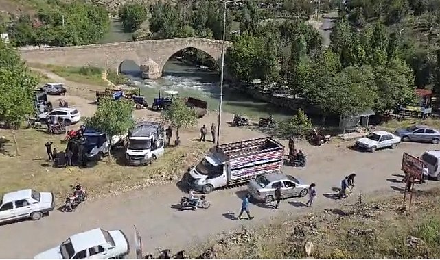 Çermik'te tarihi köprü yanında hayvan pazarı kuruldu