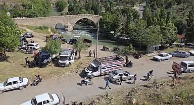 Çermik'te tarihi köprü yanında hayvan pazarı kuruldu