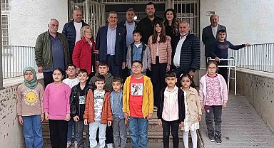 Çermikli iş adamından öğrencilere kırtasiye yardımı