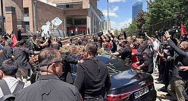 CHP Genel Başkanı Kılıçdaroğlu, Genel Merkez'de çiçeklerle karşılandı