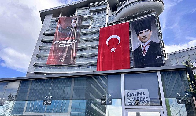 CHP, Genel Merkezi önünde çıkan tartışmada su şişeleri havada uçuştu