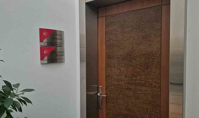 CHP Genel Merkezi'nde Kılıçdaroğlu'nun fotoğrafı tekrar asılıp, isimliği makam odasının kapısına takıldı