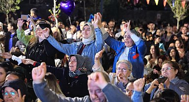 Çiçek Festivali'nin son gününde düzenlenen konserde vatandaşlar doyasıya eğlendi