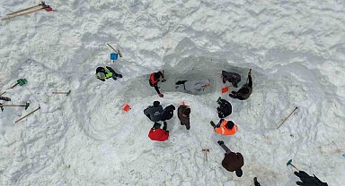 Çığ felaketinde kaybolan çoban için arama çalışmaları yeniden başladı: 3 günde bir ize ulaşılamadı