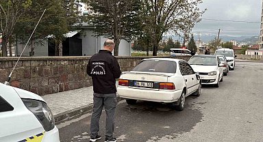 Cinayet şüphelilerinin kaçtıkları otomobil ikametlerinin yakınında bulundu