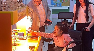 Cizre'de engelli öğrencilerin evdeki eğitimi, bilim ve sevgiyle sokağa taşındı