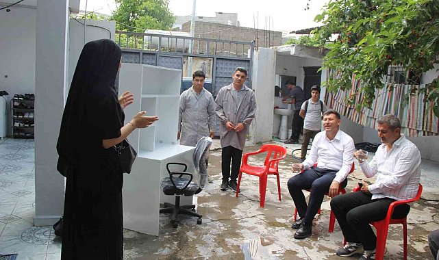 Cizre'de öğrenciler akranları için önce üretti sonra evine götürüp teslim etti