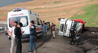 Cizre'de peş peşe kazalardan sonra vatandaşlar karayolunu ulaşıma kapattı