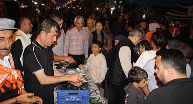 Çocukluğunda yediği salatalığı unutamayan muhtar 1 ton salatalık dağıttı