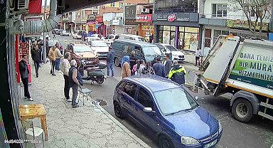Çöp toplama kamyonuna çarpan hafif ticari araç işçiyi yaraladı: Kaza anı kamerada