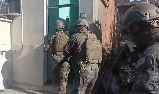 Çoraplara ve sakız kutularına sakladıkları uyuşturucuyu ekipler buldu