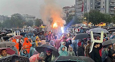 Çorum FK taraftarları final maçını yağmur altında izledi