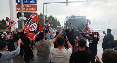 Çorum FK'da Süper Lig coşkusu: Tarihi zaferin ardından takım kafilesine görkemli karşılama