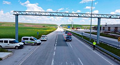 Çorum'da bayram tatili için yola çıkan sürücülere leblebi ikramı