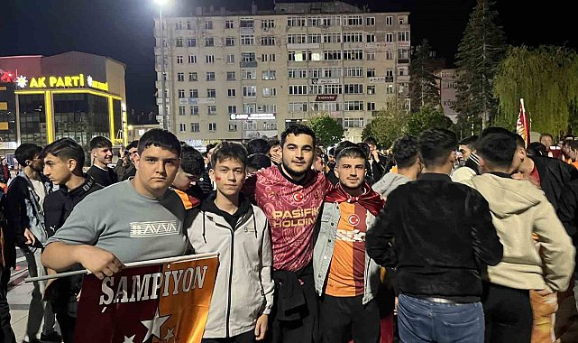 Çorum'da Galatasaray taraftarlar sokakları bayram yerine çevirdi