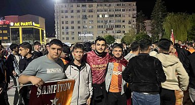 Çorum'da Galatasaray taraftarlar sokakları bayram yerine çevirdi