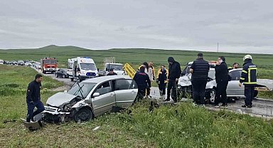 Çorum'da iki otomobil çarpıştı: 6 yaralı