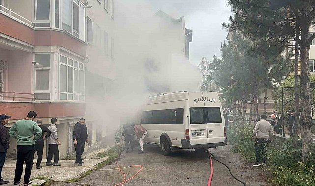 Çorum'da kamelyada çıkan yangın araçlara sıçradı