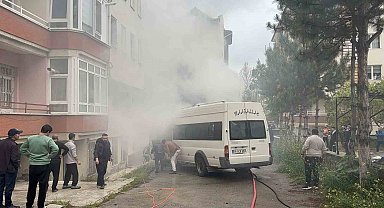 Çorum'da kamelyada çıkan yangın araçlara sıçradı